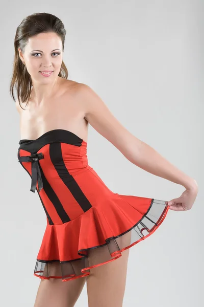 Vrouw in rode korte jurk — Stockfoto