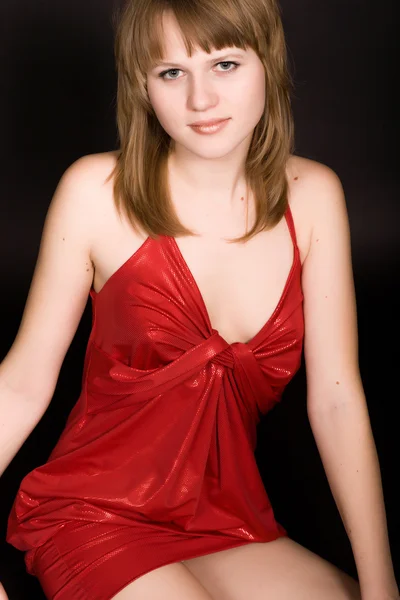 Молодая девушка в красном платье — стоковое фото