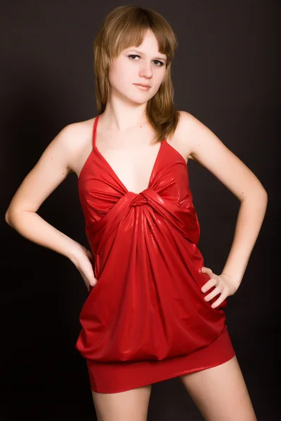 Młoda dziewczyna w czerwonej sukience — Zdjęcie stockowe