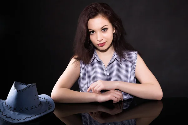 Brunette aan spiegel tafel — Stockfoto