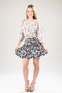 Kırmızı elbiseli çekici kız