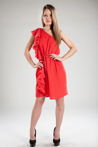 Attraktives Mädchen im roten Kleid — Stockfoto