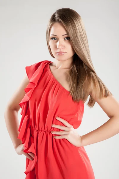 Vonzó lány piros ruhában — Stock Fotó