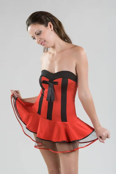 Kısa Kırmızı elbiseli kadın — Stok fotoğraf