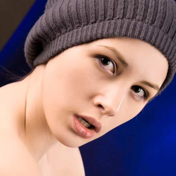 Chica en un sombrero de punto —  Fotos de Stock
