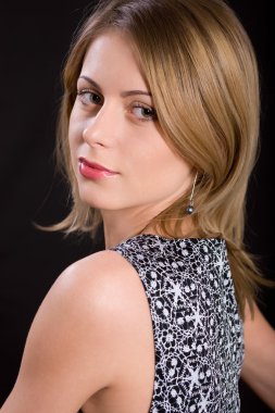 Güzel kızın portresi.