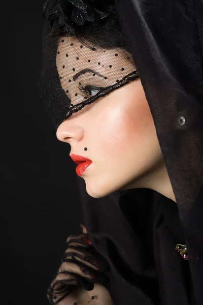 Красивая женщина в черной вуали — стоковое фото