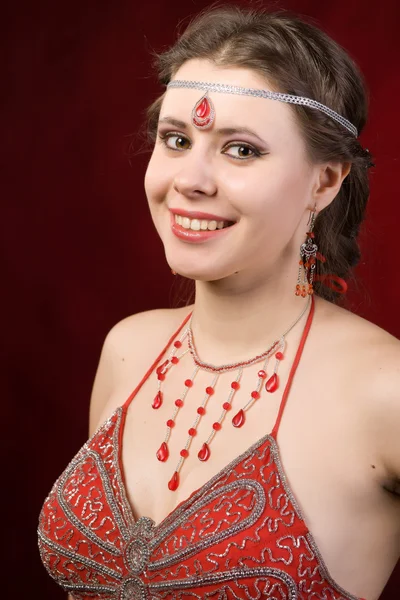 एक लाल पोशाक नृत्य में लड़की — स्टॉक फ़ोटो, इमेज