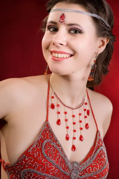 Fille dans une robe rouge danse — Photo