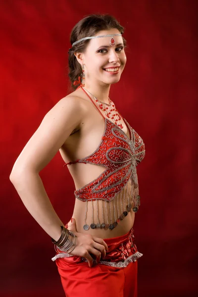 एक लाल पोशाक नृत्य में लड़की — स्टॉक फ़ोटो, इमेज