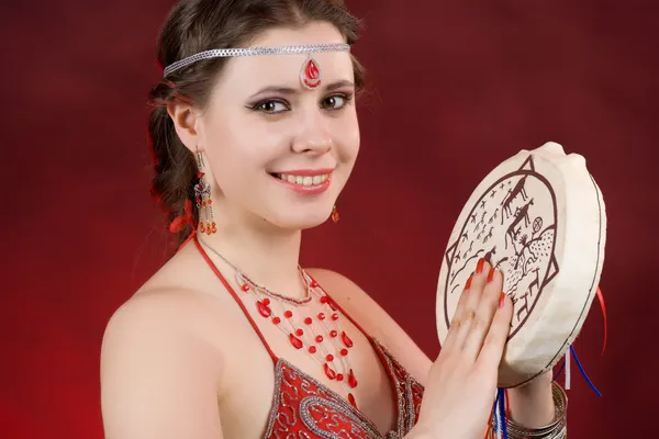 Belle fille avec un chaman tambourin — Photo