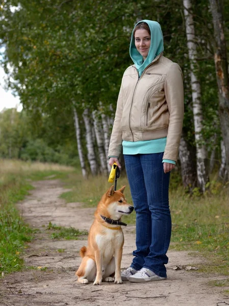 Chica con perro — Foto de Stock