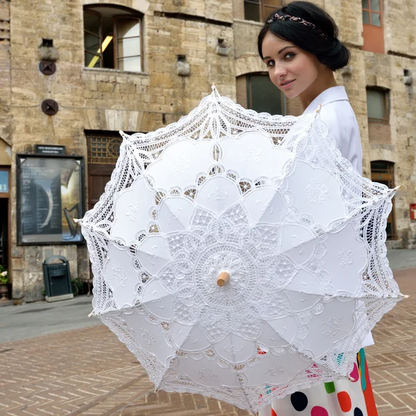 Dívka v bílý deštník — Stock fotografie