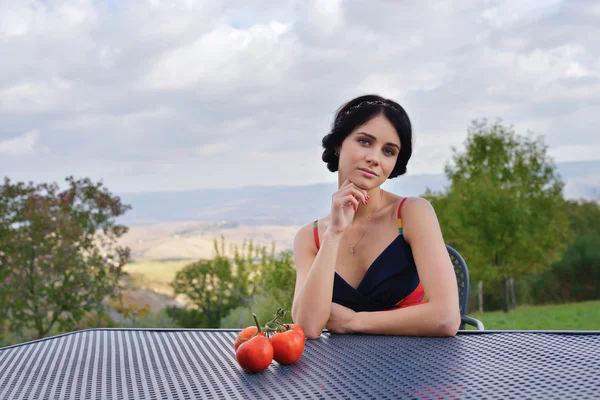 Chica con tomate — Foto de Stock