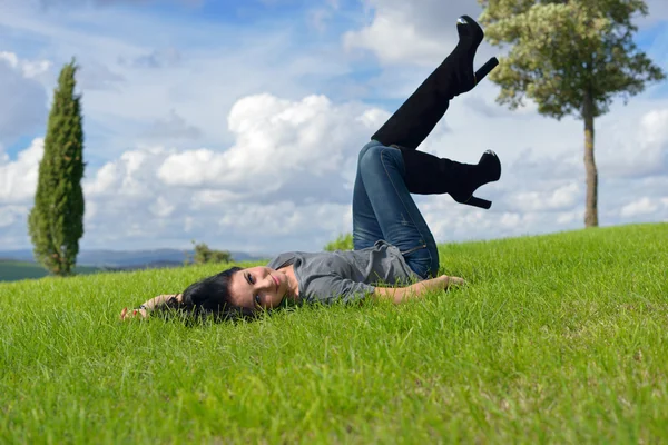 Beautiful young girl outdors — Stock Photo, Image