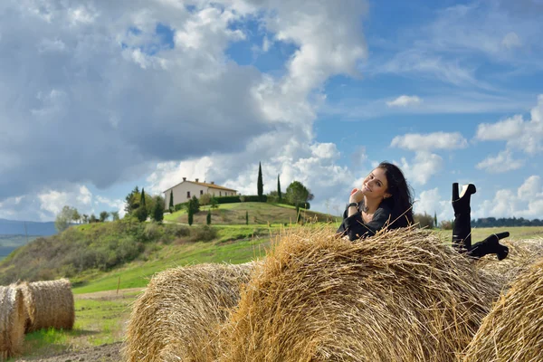 Beautiful young girl outdors — Stock Photo, Image