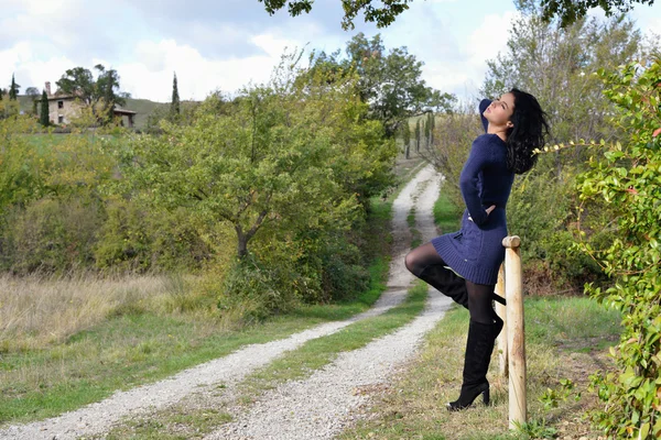 Belle jeune fille en plein air — Photo