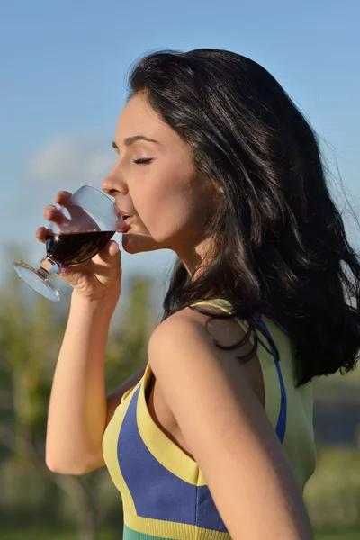 Meisje met glas wijn — Stockfoto