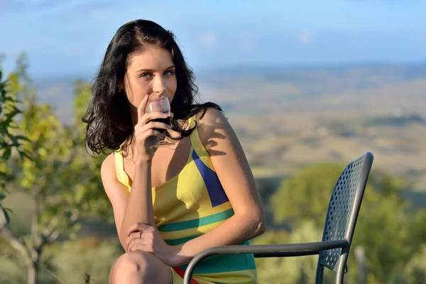 Meisje met glas wijn — Stockfoto
