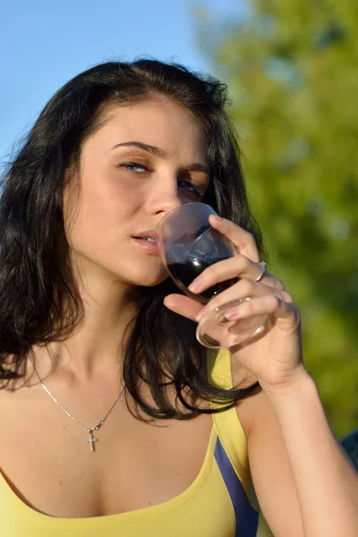 Дівчина з келихом вина — стокове фото