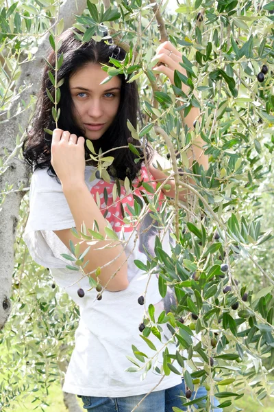 Девушка с оливками — стоковое фото
