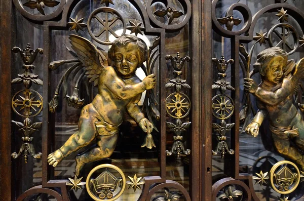 Puerta medieval con ángeles —  Fotos de Stock