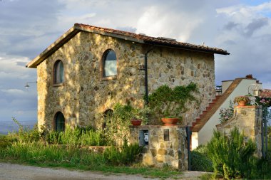Tuscan evi