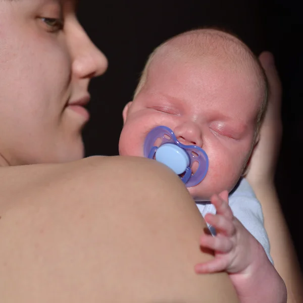 Baby on the fathers hands — Stock Photo, Image