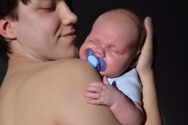 Baby on the fathers hands — Stock Photo, Image