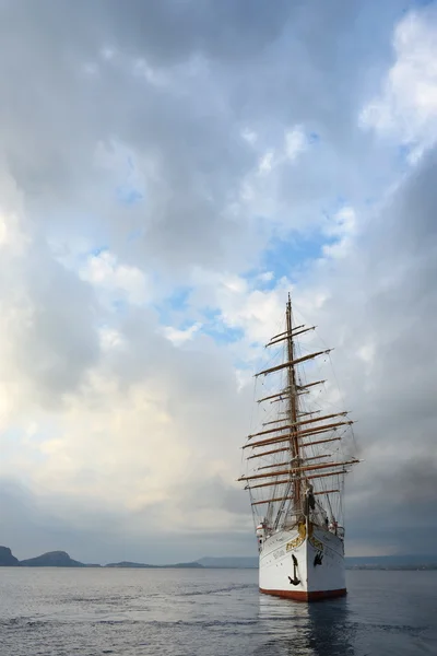 Lyx sailfish sea cloud i navarino bay, Grekland — Stockfoto