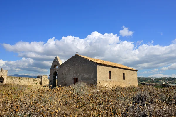 Iglesia en el casco antiguo Methoni — Foto de Stock