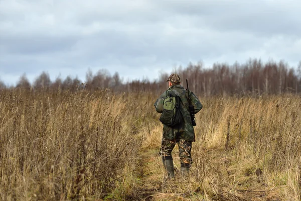 Охотник в поле — стоковое фото