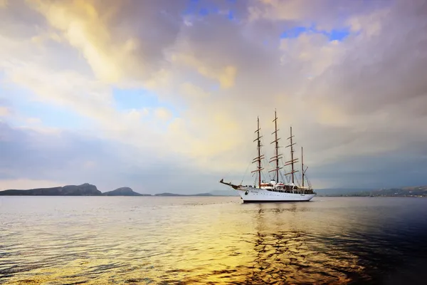 纳瓦里诺湾，希腊的豪华旗海云 — 图库照片