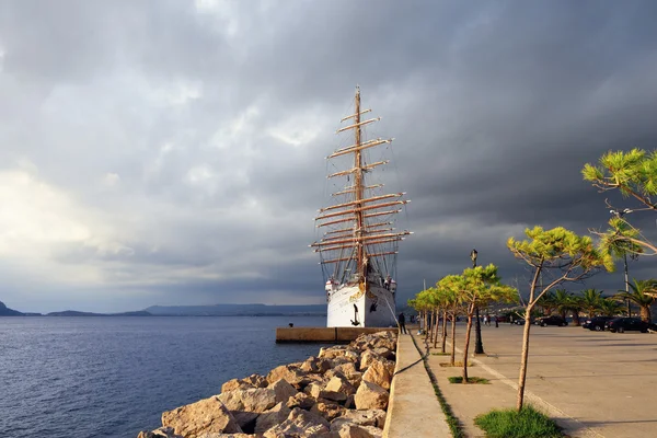 Pez vela de lujo Sea Cloud en la bahía de Navarino, Grecia —  Fotos de Stock