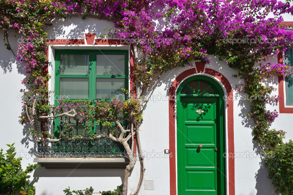 Antigua casa en una pared de ladrillo blanco. — Foto de stock © znm666
