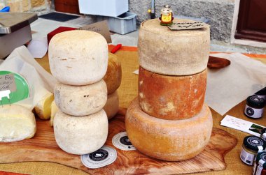 Ev yapımı peynirli pecorino.