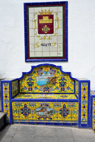 Скамейка из андалузской плитки — стоковое фото