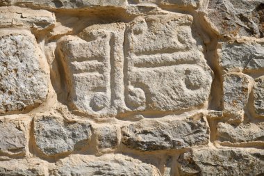 Çeçenistan (Çeçen Cumhuriyeti), Rusya ve Kafkasya 'daki Khoy köyünün duvarında antik petroglifler asılı.