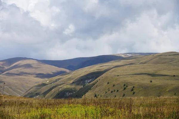 Rusya Çeçenistan Daki Kafkasya Alp Çayırı Dağ Manzarası Çeçen Cumhuriyeti — Stok fotoğraf