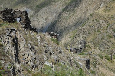Tsoy-Pede 'deki ortaçağ nekropolü (Choi-pede), terk edilmiş antik şehir mezarlığı. Ölü şehir. Çeçen Cumhuriyeti. Itum-Kale bölgesi. Argun geçidi. Rusya