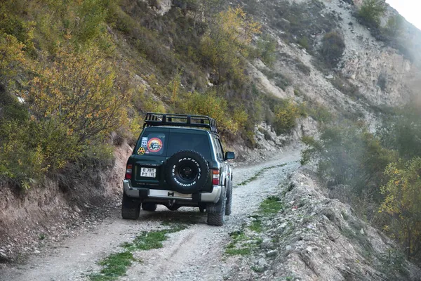 Cecenia Rusia Septembrie 2021 Mașină Road Prezentată Munții Caucaz Districtul fotografii de stoc fără drepturi de autor
