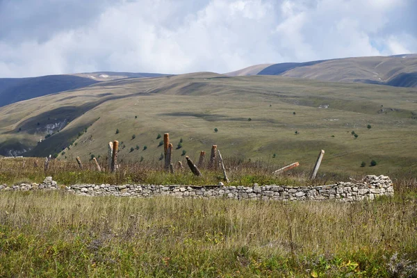 Paisaje Prados Alpinos Montaña Del Cáucaso Cementerio Medieval Abandonado Primer — Foto de Stock