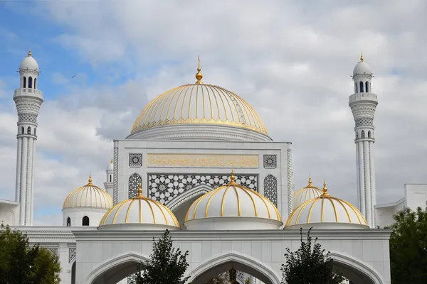 シャリの白いモスク チェチェン共和国 ロシアだ 預言者ムハンマドのモスクは白い大理石で作られた ムスリムの誇り と呼ばれています — ストック写真