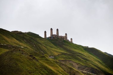 Sharoy Tarihi ve Mimari Kompleksi 'nde restore edilmiş kuleler ve şato. Ortaçağ Kalesi XIII - Savaş ve yerleşim kuleleri olan XIX yüzyılı