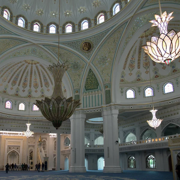チェチェン ロシア 2021年9月10日 シャリのインテリアの白いモスク 預言者ムハンマドのモスクは白い大理石で作られた ムスリムの誇り と呼ばれています — ストック写真