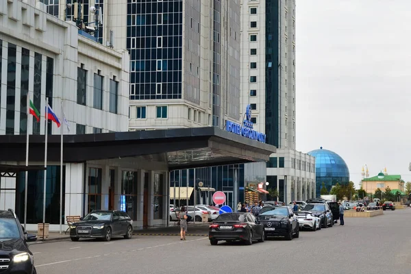 2021年9月13日 ロシア連邦チェチェン共和国の首都の中心部にある5つ星ホテルグロズニーシティの入り口を見る — ストック写真