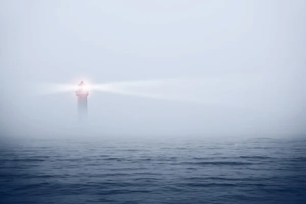 Sisin içinde Lighthouse — Stok fotoğraf