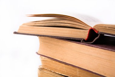 kitaplığındaki kitap açık