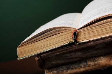 kitaplığındaki kitap açık