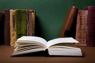 kitaplığındaki kitap açık